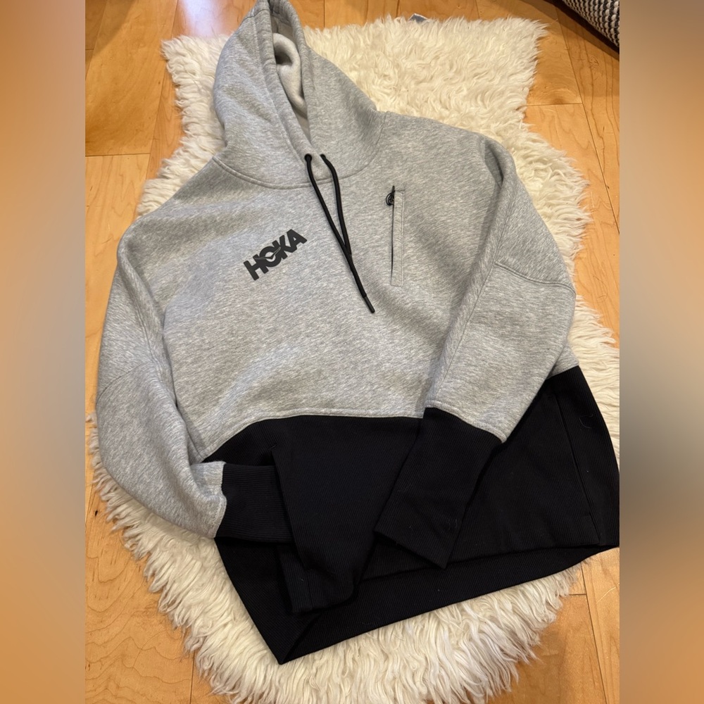 HOKA ONE ONE hoodie sweater
Sweatshirt size xs black grey